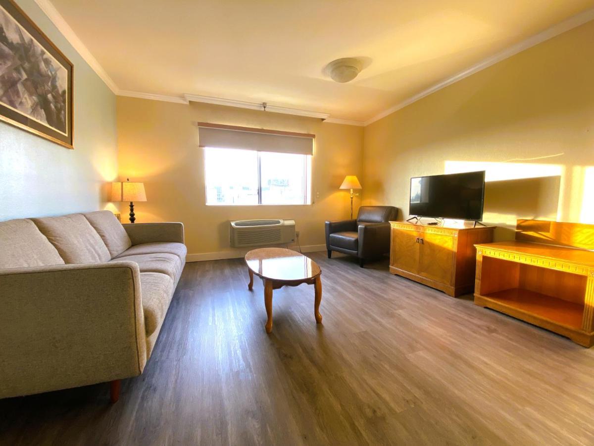 Ramada By Wyndham Los Angeles/Wilshire Center Exterior photo