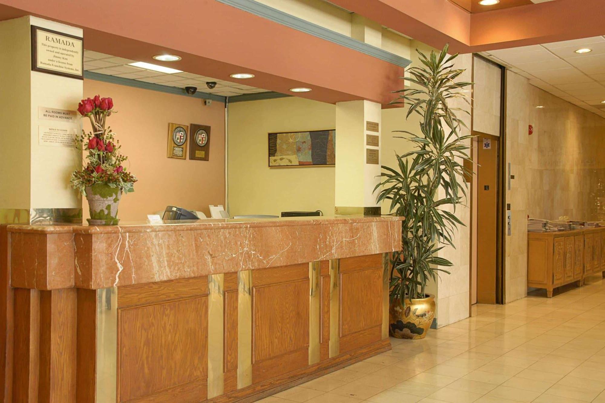 Ramada By Wyndham Los Angeles/Wilshire Center Exterior photo