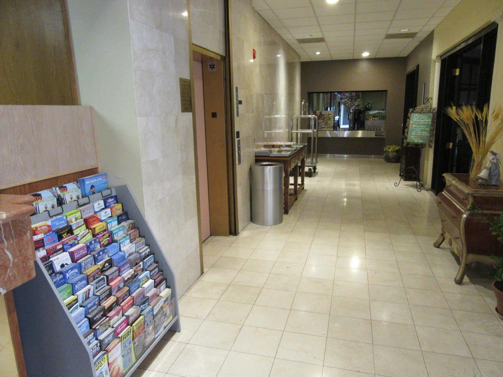 Ramada By Wyndham Los Angeles/Wilshire Center Exterior photo